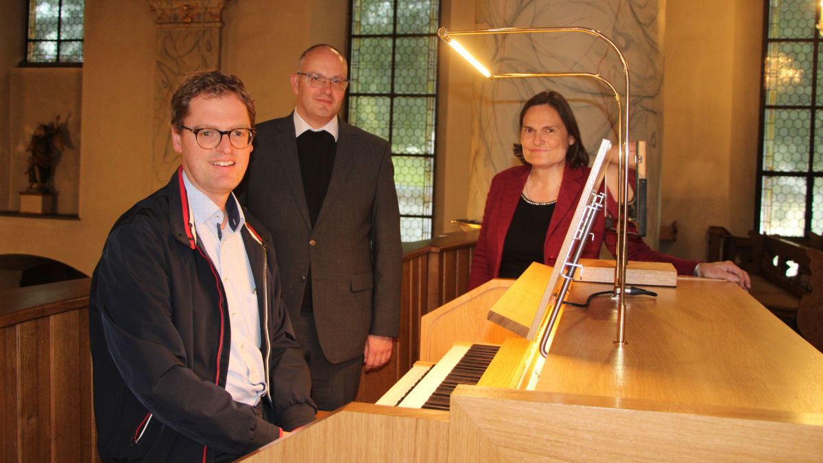 Organist Dr. Markus Dubratz, Pfarradministrator Christian Elbracht und Marie-Luise Arns-Wiertz vom Kirchenvorstand (von links) freuen sich auf die Weihe der renovierten Orgel. von Lorena Klein