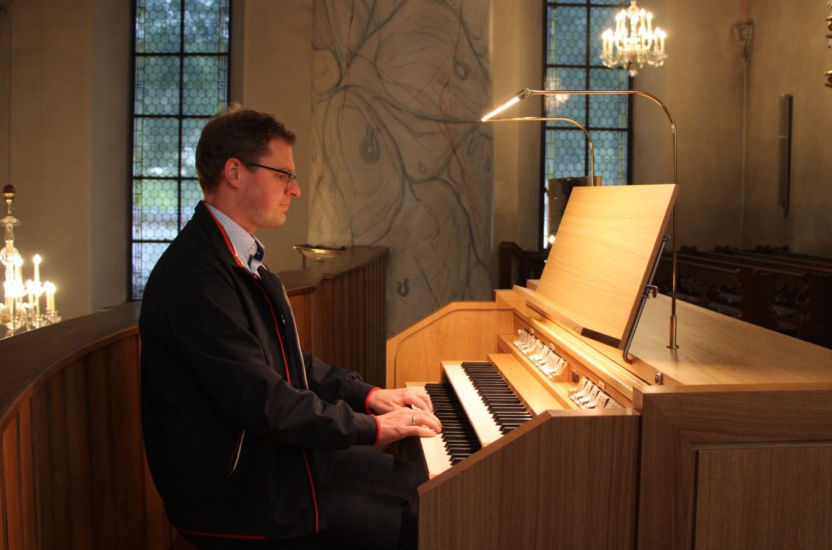 Dr. Markus Dubratz spielt die Orgel im Festgottesdienst am Sonntag. von Lorena Klein