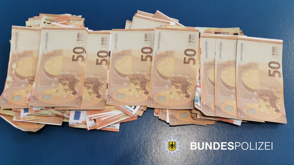 Die Bundespolizei stellte 174 gefälschte 50 Euro-Scheine sicher. von Bundespolizei