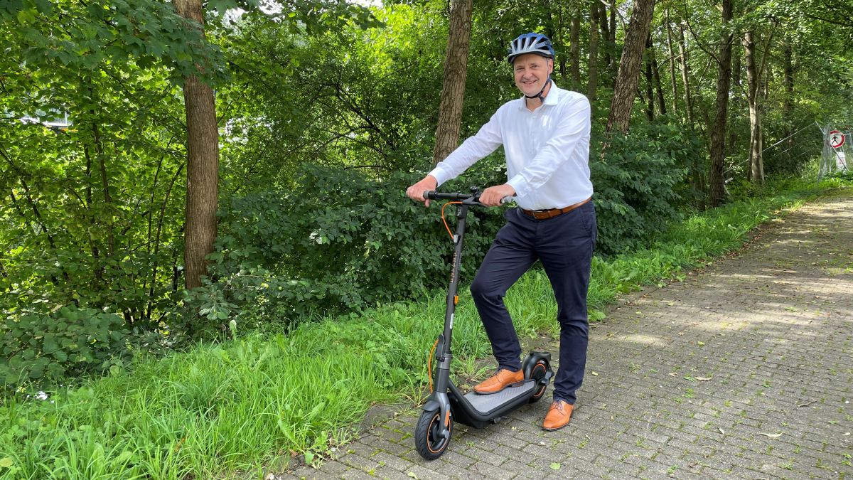 Bürgermeister Peter Weber testet den neuen E-Scooter. von Kreisstadt Olpe