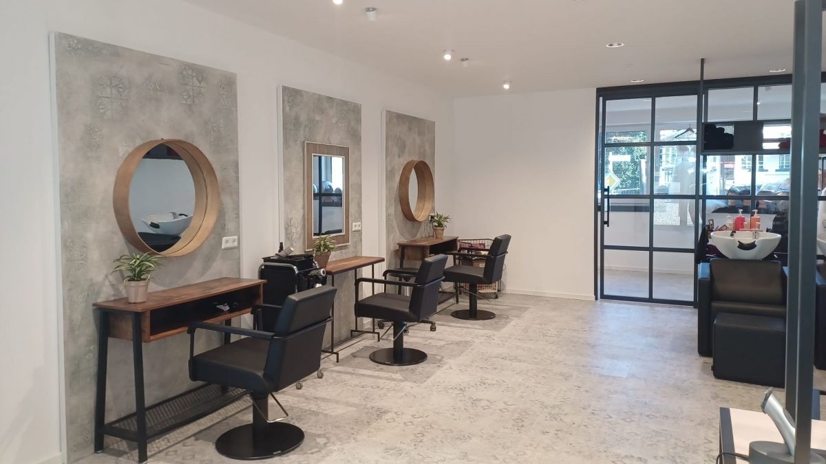 Hell und modern zeigt sich der umgebaute Friseurladen 4N Die Friseure in Bilstein. von privat