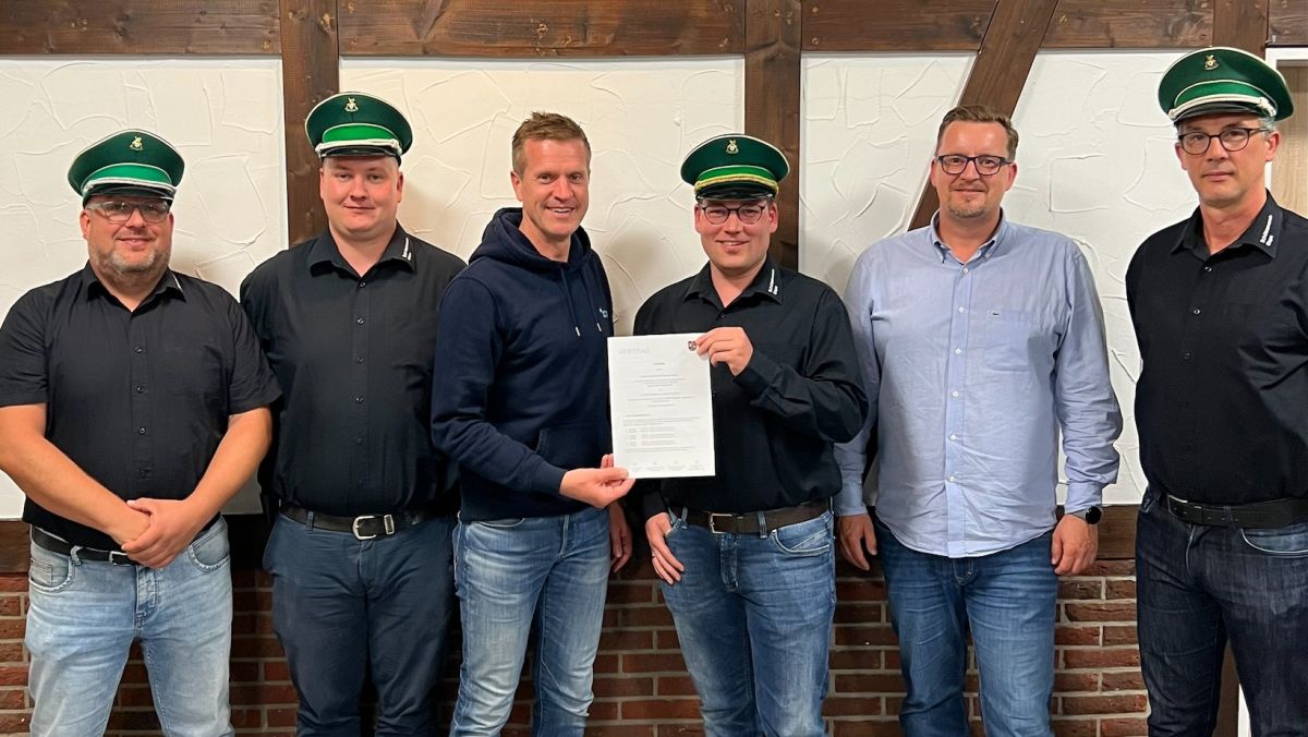 Nach der Vertragsunterzeichnung (von links): Michael Japes (Geschäftsführer SV Elspe); Patrick Saffarek (Beisitzer SV Elspe); Dr. Michael Heite (Vorsitzender MV Neuenkleusheim); Maximilian Ellinger (Vorsitzender SV Elspe); Markus Lütticke (Schriftführer MV Neuenkleusheim); Markus Jost (stellv. Vorsitzender SV Elspe) von privat