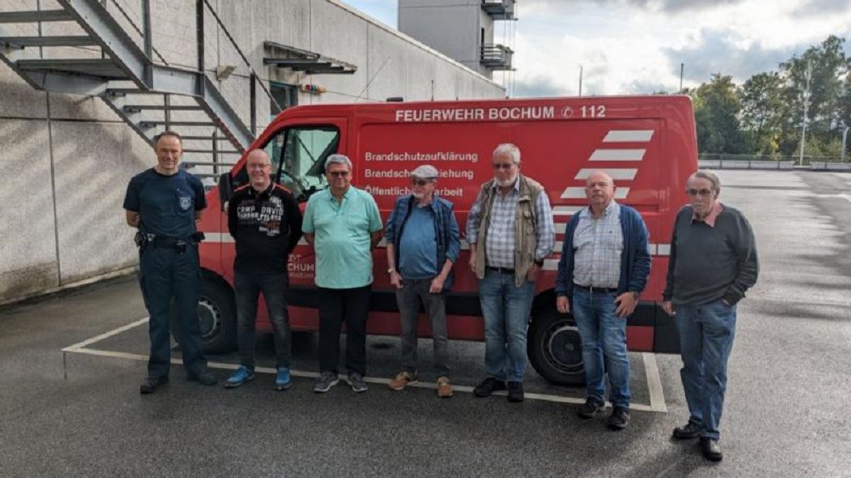 Die Besuchergruppe aus Olpe im Innenhof der Hauptfeuerwache Bochum. von privat