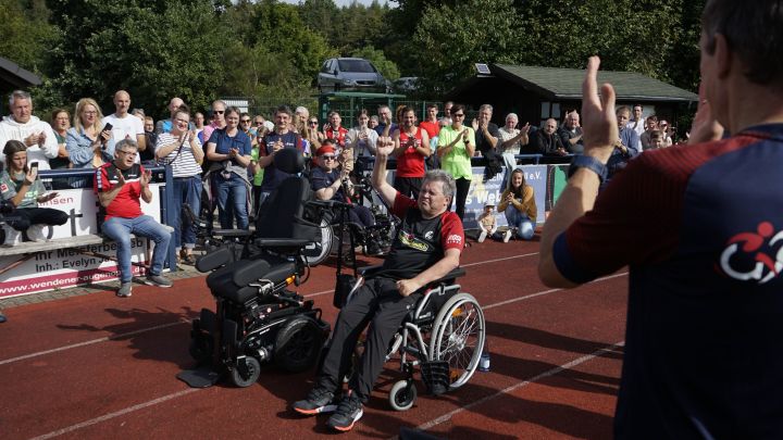 Auch Initiator Thorsten Voß, der an ALS erkrankt ist, lief eine Runde. Danach triumphierte er im...