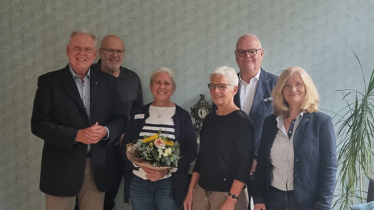 Die Vorstandsmitglieder bedanken sich bei Gertrud Dobbener (3.v.l.) für ihren informativen Vortrag. von privat