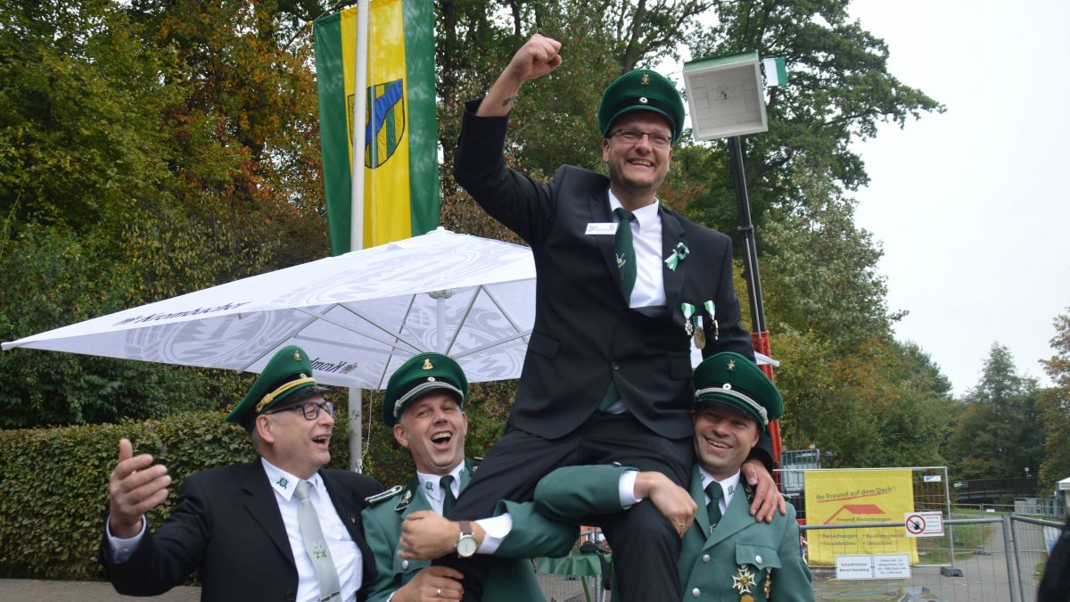 So jubelte Dennis Schmidt nach dem Erlangen der Königswürde 2018 in Grevenbrück. von Nicole Voss