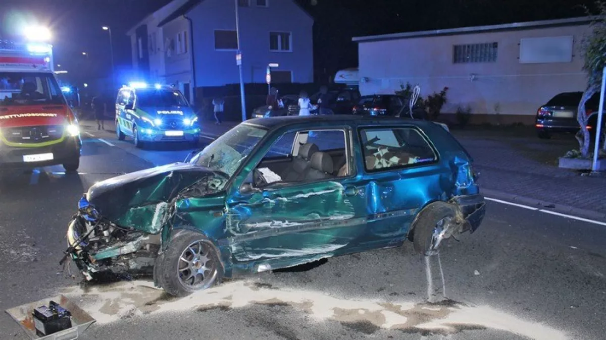 Bei einem Unfall in Altena verletzten sich fünf Menschen. Die Polizei geht davon aus, dass dem Unfall ein illegales Rennen vorausgegangen ist. von Polizei