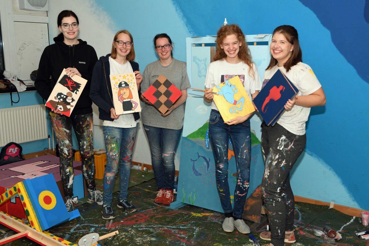 In der Malstube werden alle neuen Stände farbenfroh gestaltet. von Aktion Muggelkirmes