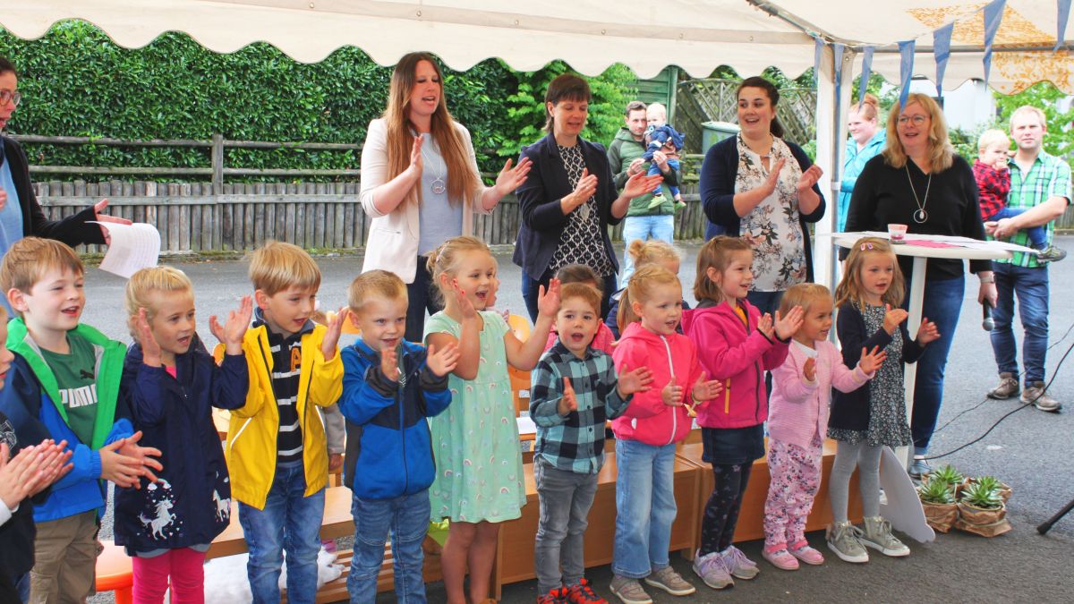Fröhlich feierten Klein und Groß den runden Geburtstag des Kindergartens. von privat