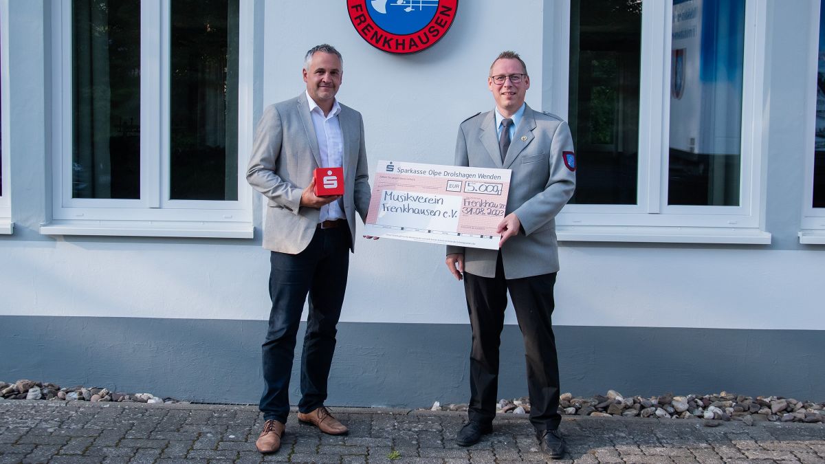 Matthias Würde, Leiter Privatkunden in Drolshagen (li.), überreichte den symbolischen Scheck an den ersten Vorsitzenden Dirk Burghaus. von privat