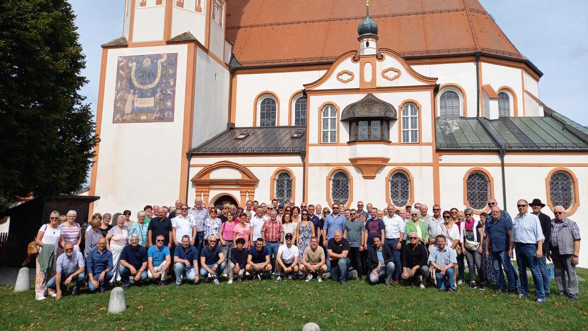 Für den MGV Wenden ging es jetzt mit Begleitung auf Chorreise nach München: Die Gruppe vor der Klosterkirche Andechs. von privat