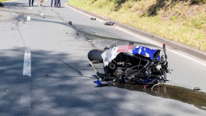 Bei einem schweren Motorradunfall auf der L553 bei Rüspe ist ein 28-jähriger Mann verunglückt.