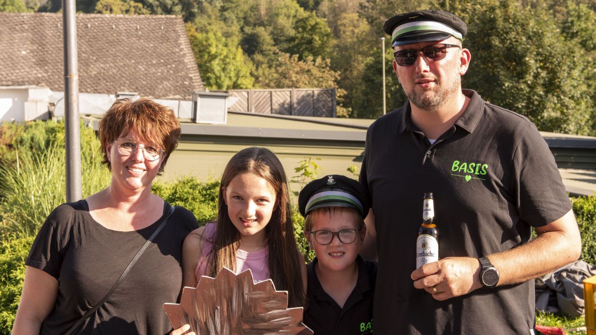 Volker und Iris Hennecke mit ihren beiden Kindern Jasmin und Theo. von Nils Dinkel