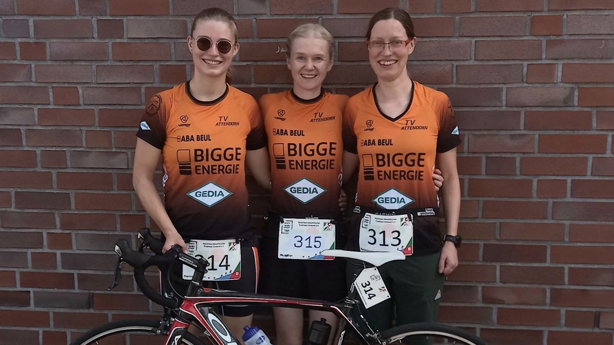 Rundeten eine erfolgreiche Aufstiegssaison in Vreden ab: Lara Kamp, Christina Müller und Christine Cordes (von links). von privat