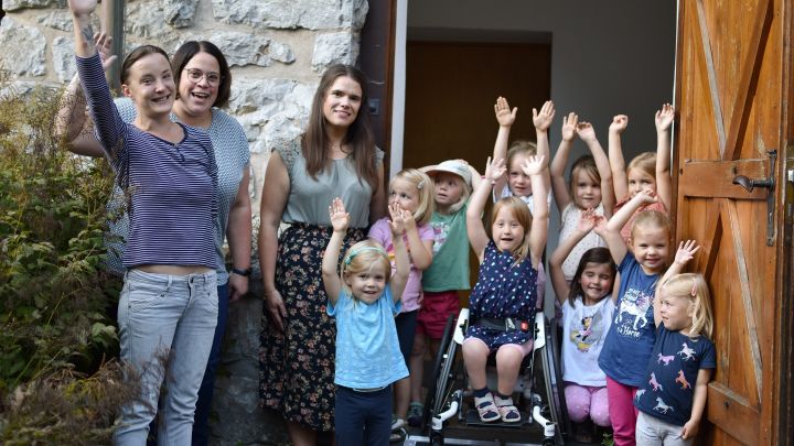 Die fünfjährige Lia freut sich mit ihren Chorfreundinnen und Leiterinnen über die angeschaffte...