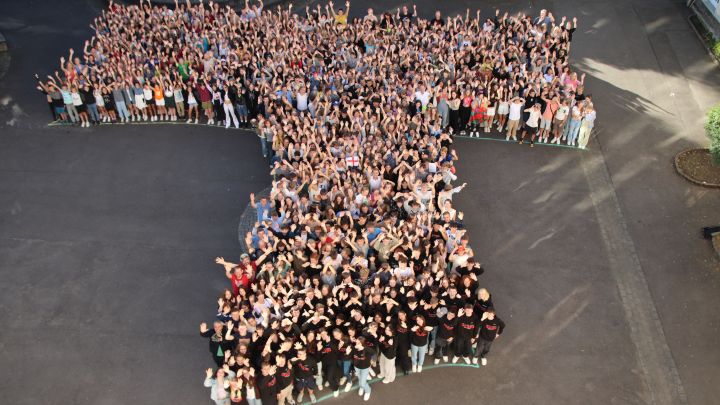 Zu Beginn des Festes versammelten sich die Schüler der Klassen fünf bis zehn auf dem Schulhof und...