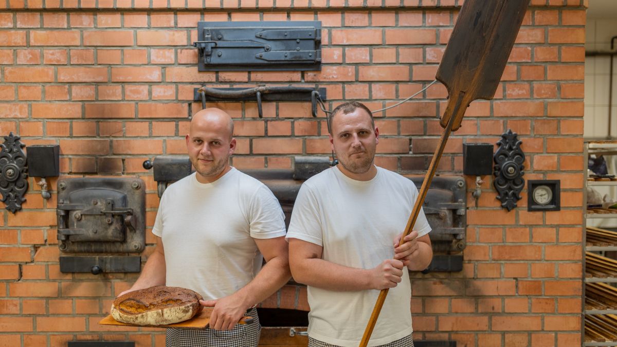 Robin (li.) und Christopher Poggel leiten gemeinsam den Familienbetrieb Bäckerei Poggel. von Tine Schmidt