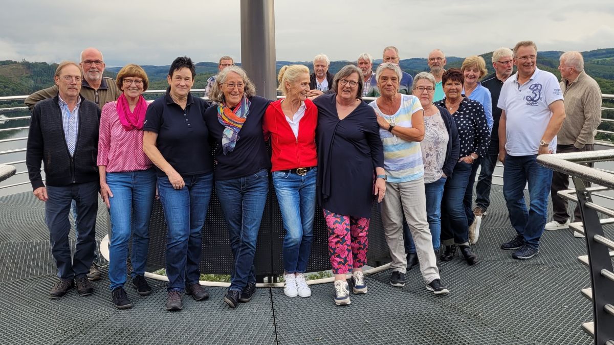 Am Skywalk in Attendorn stellten sich die Ehemaligen zum Gruppenfoto auf. von privat