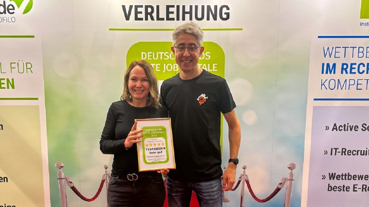 Stephanie Lux-Mund und Felix Berghoff vom Team ontavio nahmen die Auszeichnung auf der „Zukunft Personal Europe“ in Köln entgegen von privat