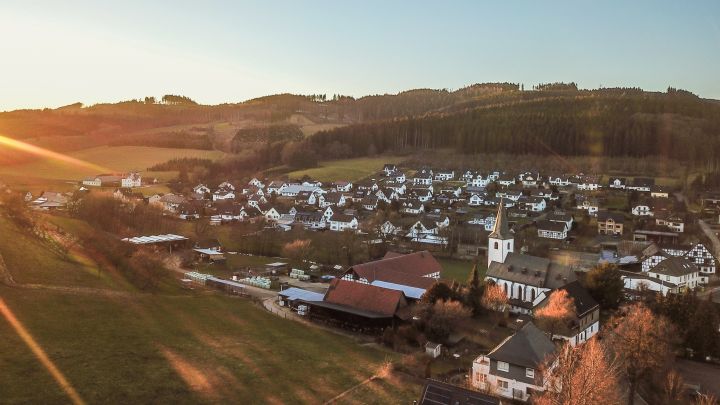 Symbolfoto. Das Dorf Serkenrode in der Gemeinde Finnentrop.
