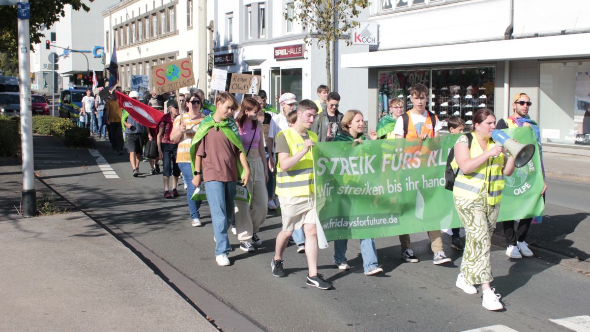 Etwa 80 Teilnehmer nahmen am Freitag, 15. September, an dem Protestzug von Fridays for Future durch die Olper Innenstadt ein und versammelten sich anschließend zu einer Kundgebung auf dem Marktplatz. von Wolfgang Schneider