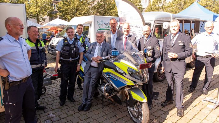 Prominenter Besuch bei der Kampagne Coffee with a Cop in Olpe: Innenminister Herbert Reul (Mitte)...