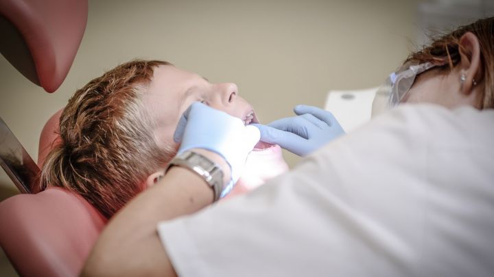 Zahngesundheit und regelmäßige Kontrollen sind auch bei Kindern wichtig.