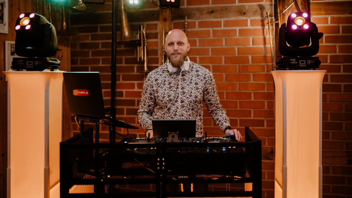 DJ Raephix steht beim Klassentreffen XXL in Finnentrop an den Plattentellern. Schon seit mehr als einem Jahrzehnt sorgt er für Unterhaltung. von privat