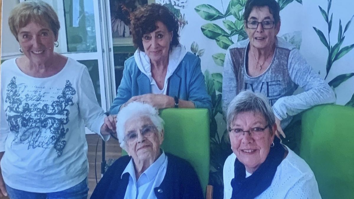Fräulein Bönsch (Zweite von links), damalige Lehrerin der Volksschule Oedingen, feierte kürzlich ihren 104. Geburtstag. von privat