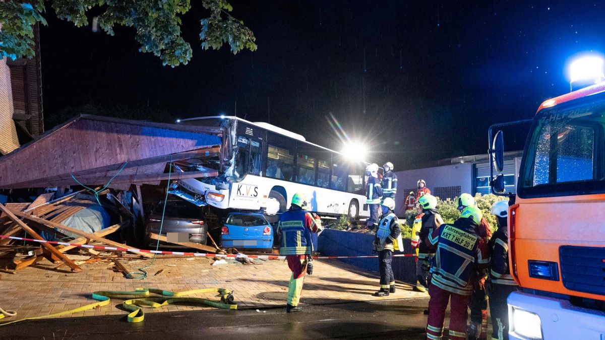 130.000 Euro Sachschaden: Carport stürzt nach Bus-Unfall ein