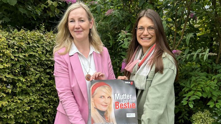 Elisabeth Piroth, Vorsitzende des Vereins Frauen helfen Frauen, und Klarissa Hoffmann (rechts) von...