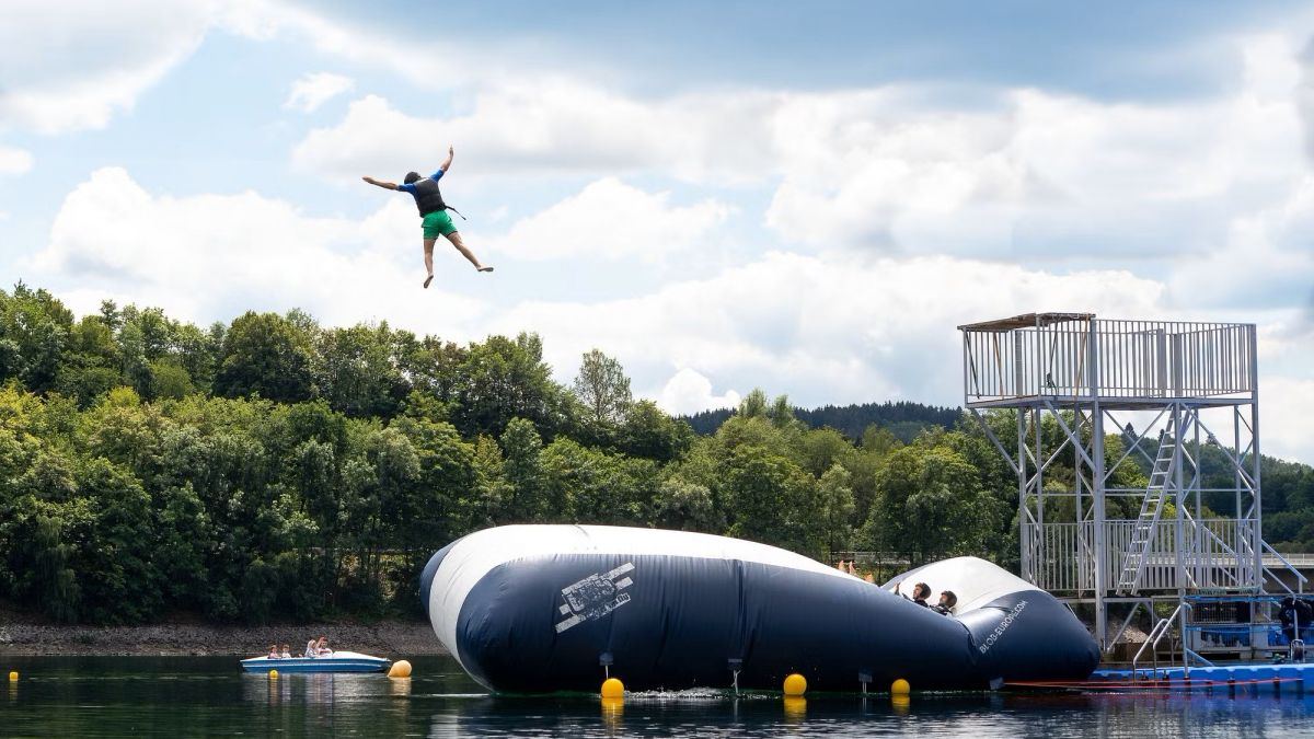 Extreme Blobbing ist eine aufregende Wassersportart, bei der Teilnehmer von einem aufgeblasenen Luftkissen, dem Blob, in die Luft katapultiert werden. von Cologne Bombs