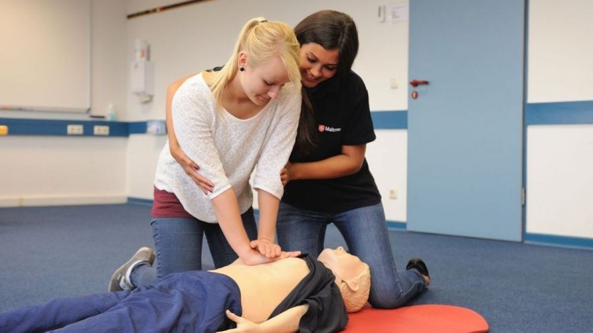 In Erste Hilfe-Kursen kann man die Herzdruckmassage erlernen. von privat
