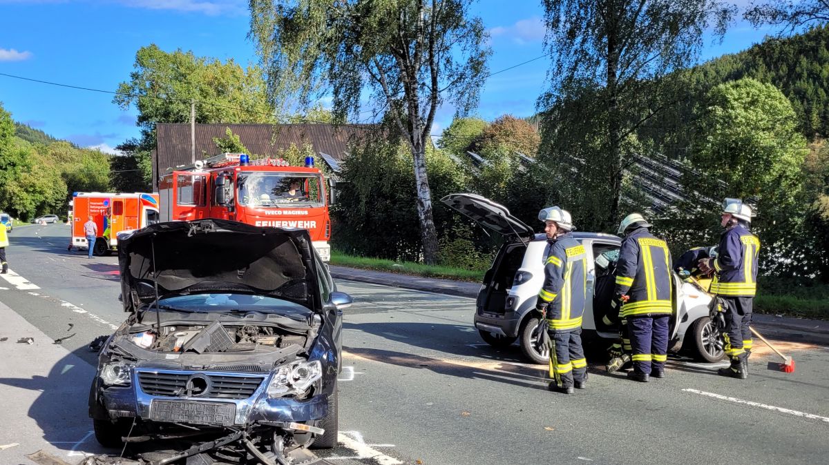 Nach einem Unfall auf der B 236 zwischen Fleckenberg und Lenne war die Straße lange gesperrt. Eine 16-Jährige zog sich schwerste Verletzungen zu. von Feuerwehr Schmallenberg