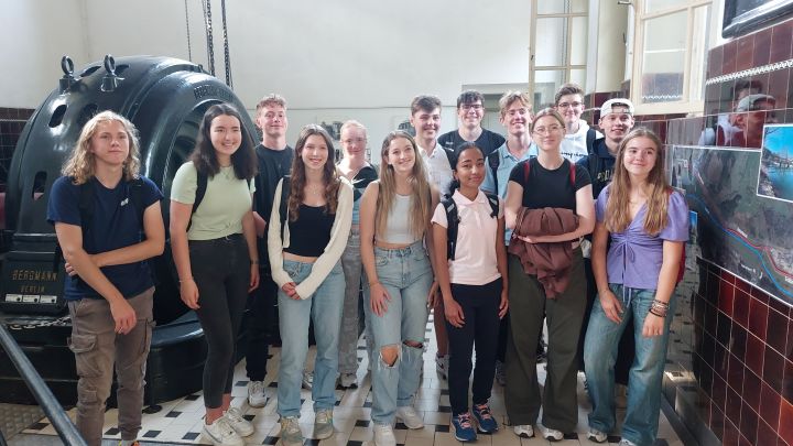 Die GymSL-Schüler mit ihren norwegischen Partnern im Kraftwerk Bamenohl.