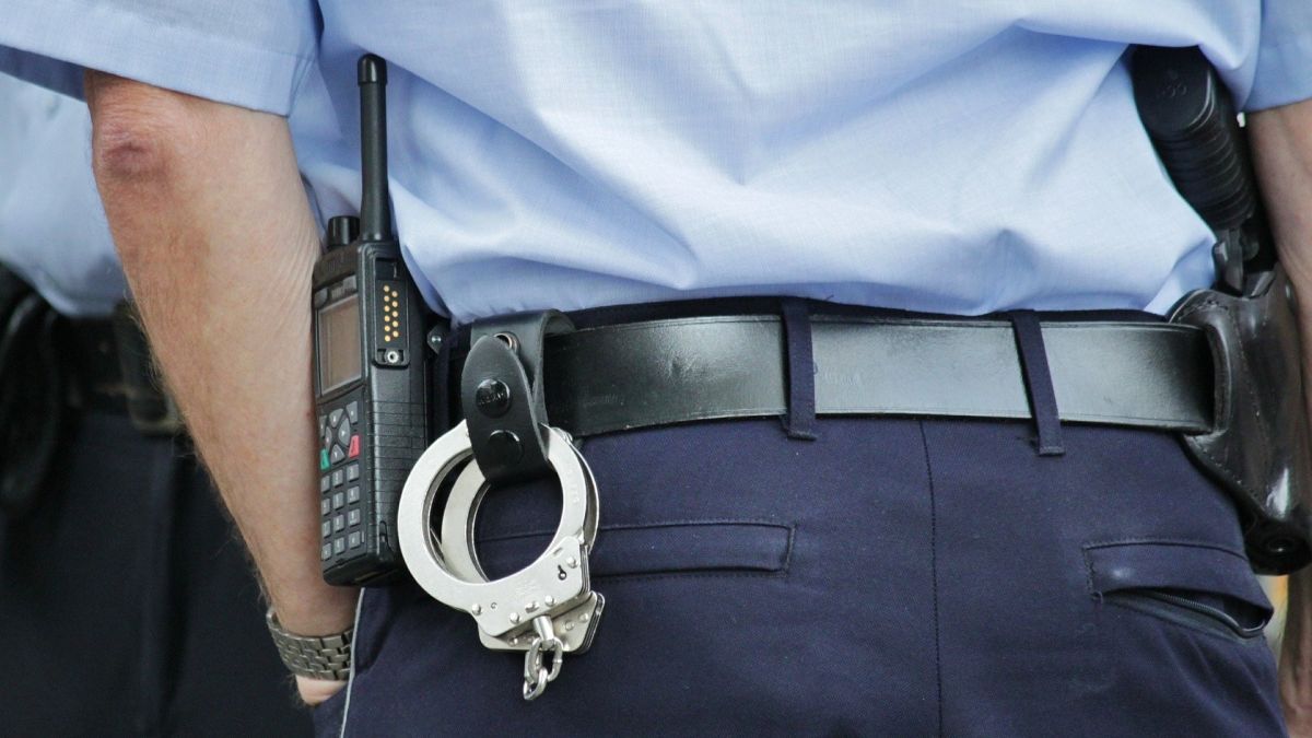 Handschellen, Polizei - Symbolfoto von Pixabay.com