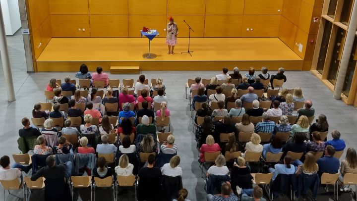 Hettwich vom Himmelsberg unterhielt die Besucher in der Aula der Sekundarschule Olpe.