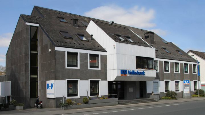 Das Gebäude der Volksbank Sauerland an der Kölner Straße in Grevenbrück schließt ab...