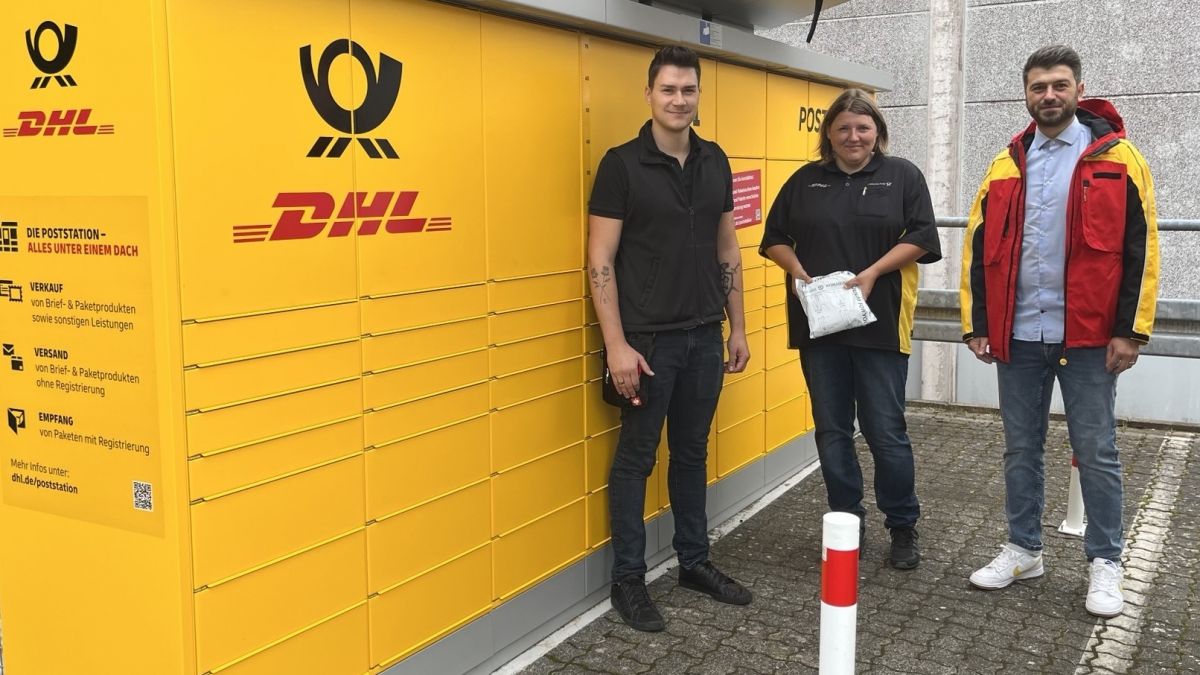 Freuen sich über die neue Poststation: DHL-Vertriebsmanager Kevin Bredebach, Carina Müller vom Zustellstützpunkt der Post in Wenden, sowie Standortgeber Christian Meier (von rechts). von DHL