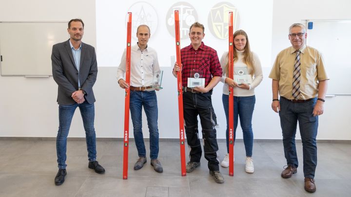 Heiko Schmid, Techn. Geschäftsführer des AWZ Bau, mit den drei Kammersiegern Moritz Eigner, Carl...