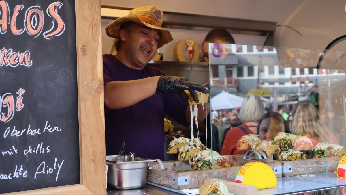 Schon 2022 zog das Street-Food-Festival zahlreiche Besucher nach Altenhundem - nicht nur kulinarisch kamen sie voll auf ihre Kosten. von Marita Sapp