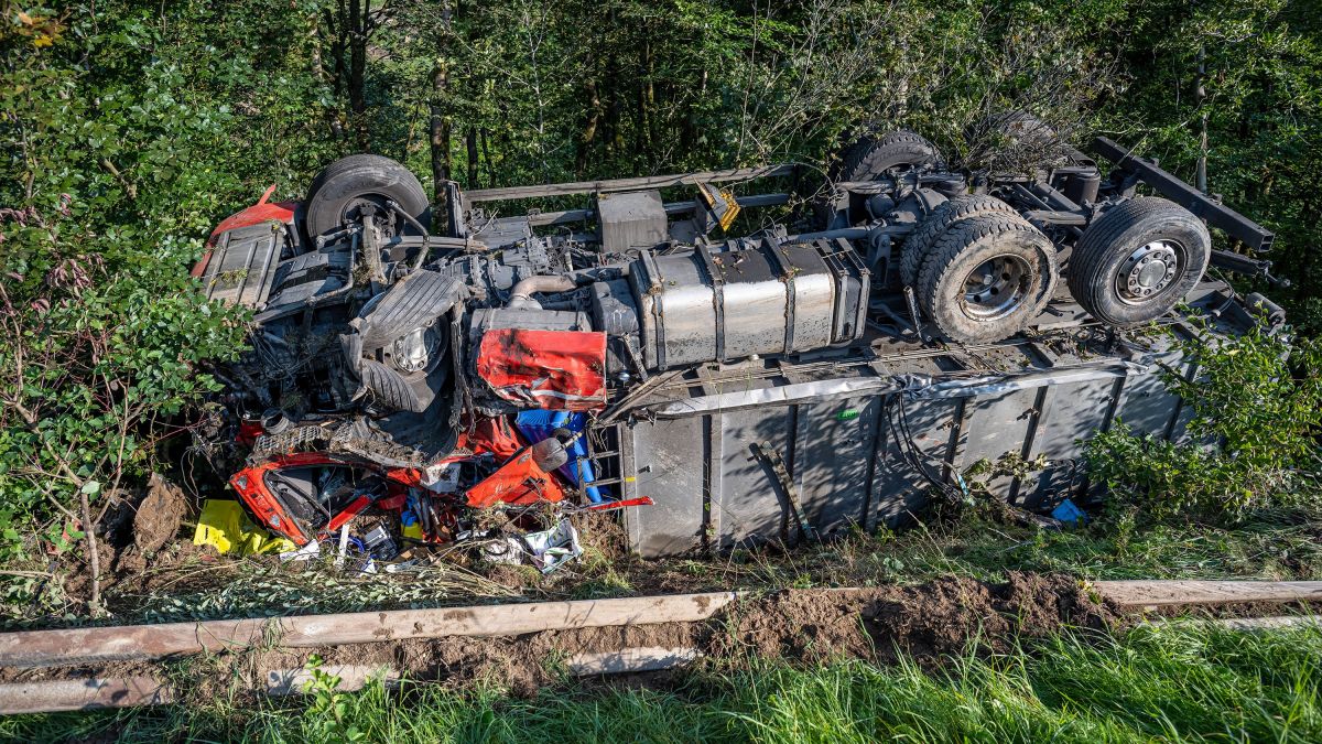 Update: Schwerer Lkw-Unfall auf der A 4 - Vollsperrung wegen Bergung