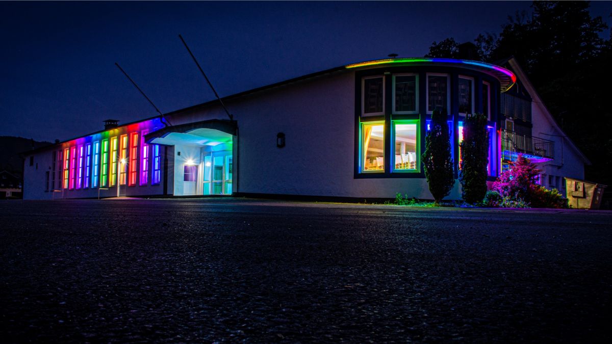 Die Elsper Schützenhalle - hier ein Archiv-Foto, als sie in Regenbogen-Farben erstrahlte - und der Schützenplatz könnten Platz für das nächste Bundesschützenfest bieten. von Daniel Hüttmann / Schützenverein Elspe