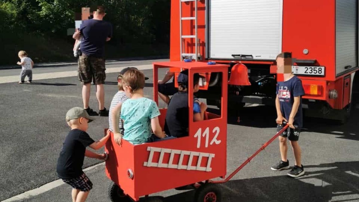 Jung und alt haben Spaß beim Bürgerfest der Feuerwehr Finnentrop. von privat