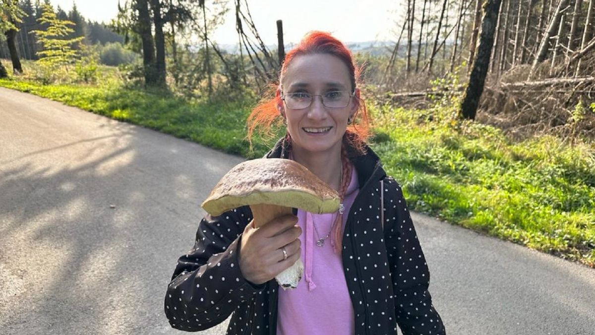 Alexandra Fibich mit dem im Wald gefundenen Riesen-Steinpilz. von privat