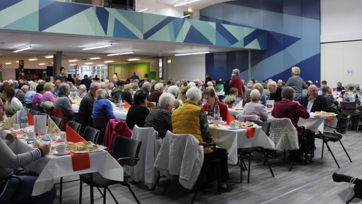 Archivfoto: Rund 350 ältere Bürger verbrachten 2022  einen geselligen Nachmittag in der Aula der...