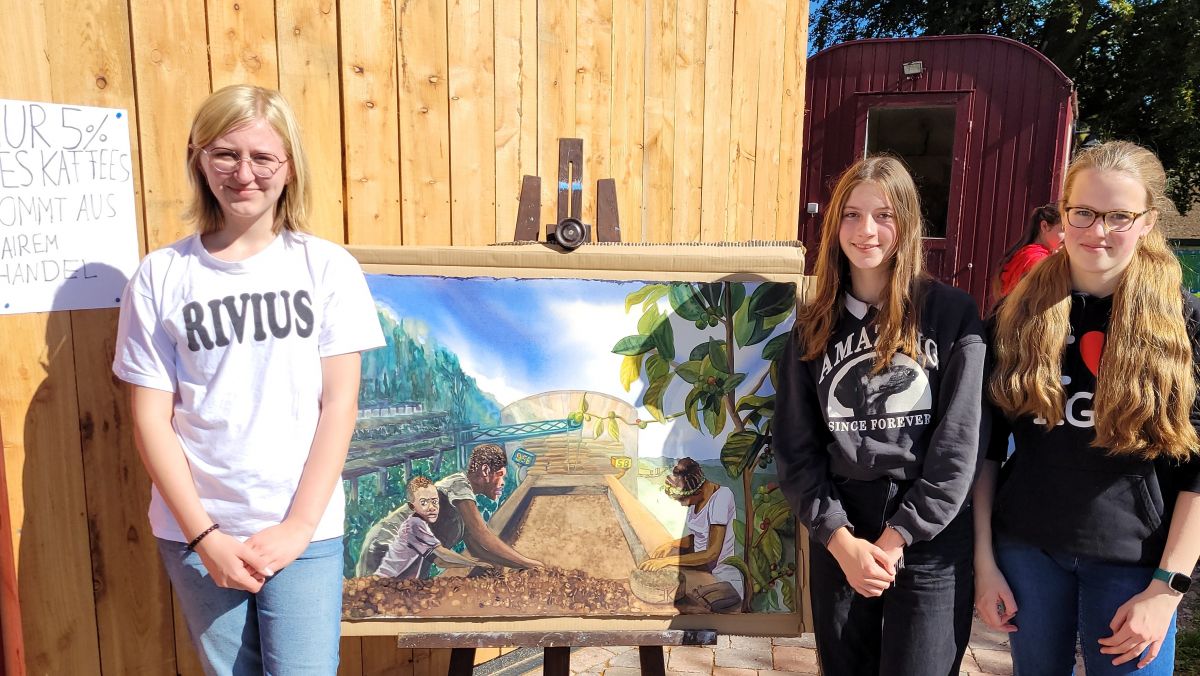 Pauline Beste, Gerda Heim und Mathilda Vetter (v.l.) unterstützen den fairen Hoftag am Rivius-Stand. von privat