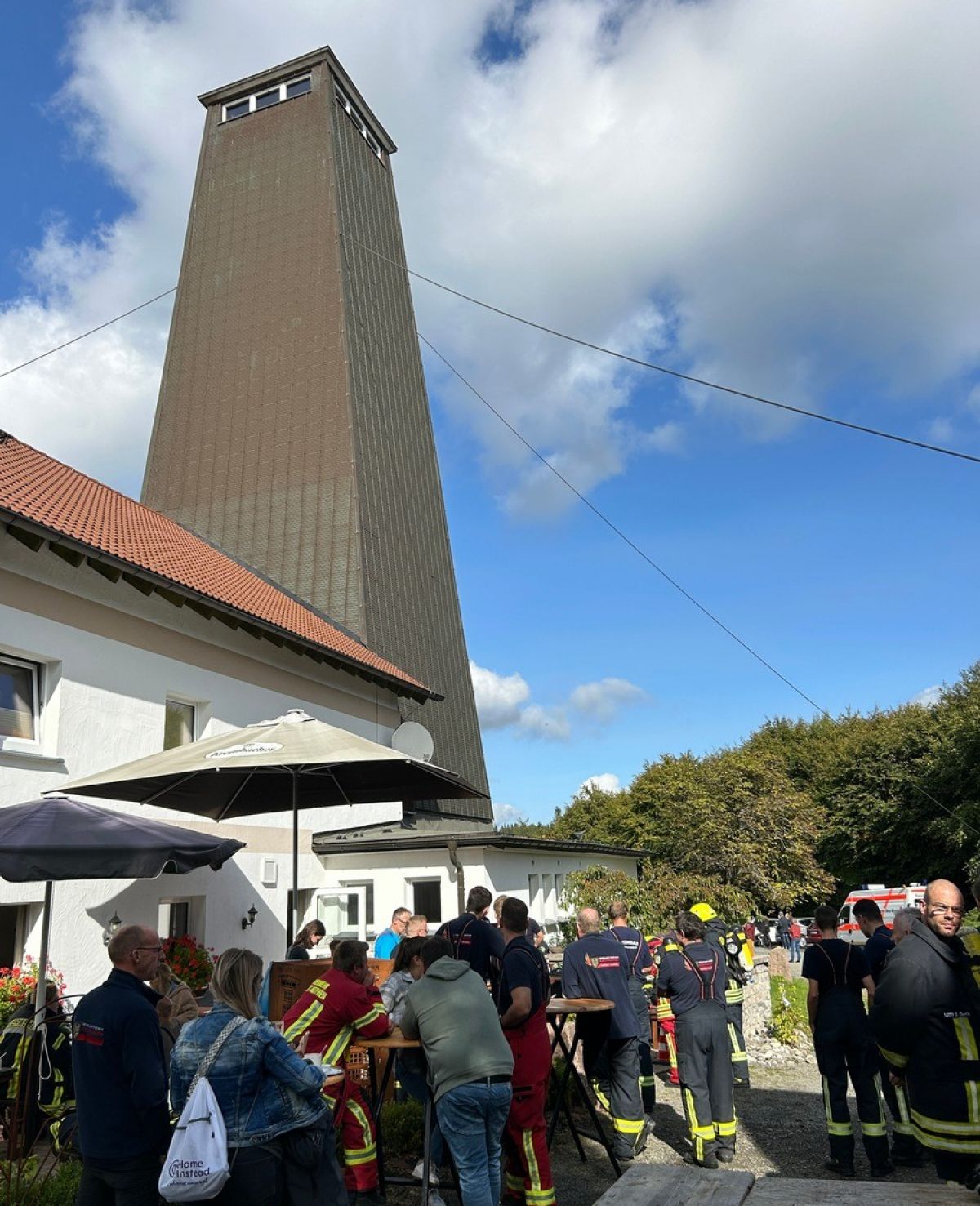 Die Teilnehmer und Besucher erlebten einen spannenden und schönen Nachmittag am Rhein-Weser-Turm. von Feuerwehr Kirchhundem
