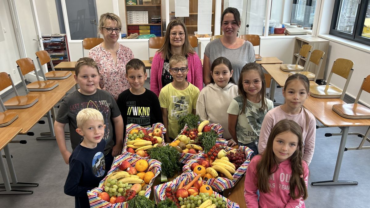 Da war die Freude bei den Meggenern Grundschülern groß: Der Förderverein spendete Obstkörbe für alle Klassen. von privat