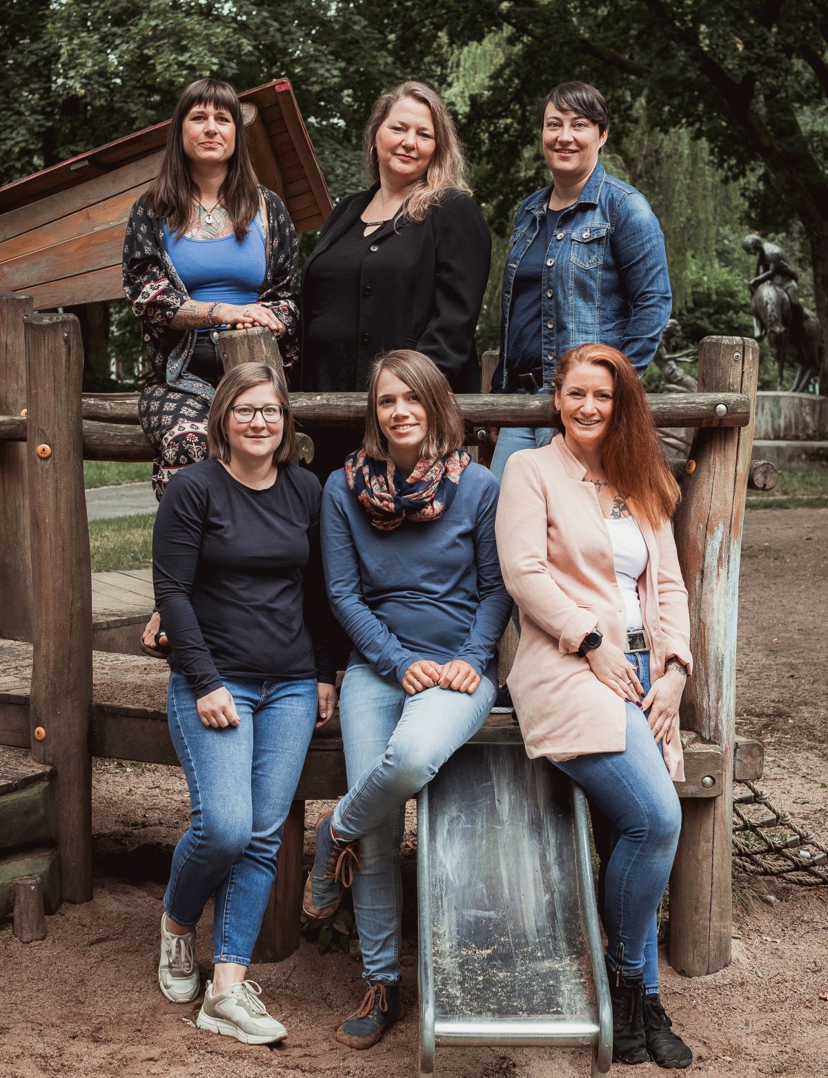 Das Team vom Verein „Familienatelier“: Sophie Jayasinghe, Marsha Pacolli, Katrin Dreier (hinten, von links), Sabrina Quodt, Carina Esser und Natascha Focke (vorne, von links). von Ann-Kathrin Linde